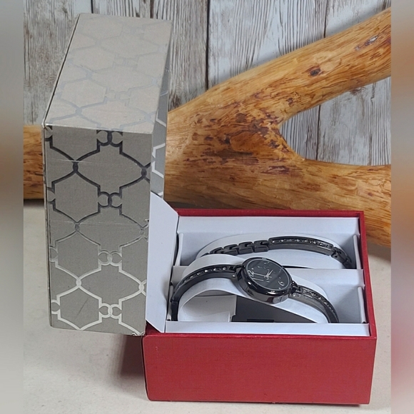 FMD Women's Watch with matching bracelet. NEW in box. - Picture 7 of 9